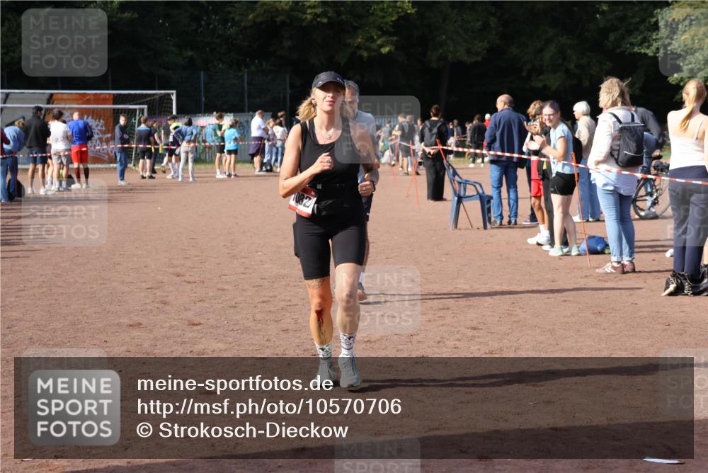 27.09.2026 - 35. Volkslauf durch das schöne Alstertal Strokosch-Dieckow http://msf.ph/oto/10570706 27.09.2026 12:18:28 Ziel 1082, 2243 meine-sportfotos.de