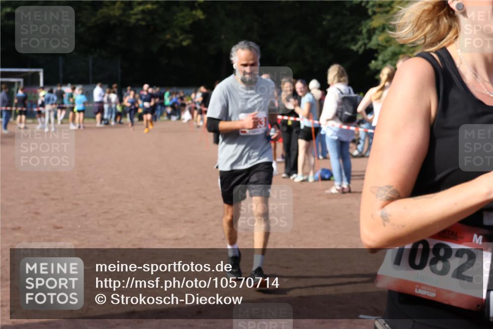 27.09.2026 - 35. Volkslauf durch das schöne Alstertal Strokosch-Dieckow http://msf.ph/oto/10570714 27.09.2026 12:18:30 Ziel 1082, 2243 meine-sportfotos.de