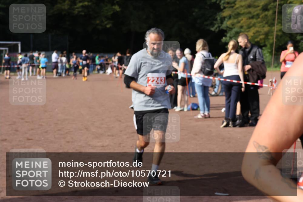27.09.2026 - 35. Volkslauf durch das schöne Alstertal Strokosch-Dieckow http://msf.ph/oto/10570721 27.09.2026 12:18:30 Ziel 1082, 2243 meine-sportfotos.de
