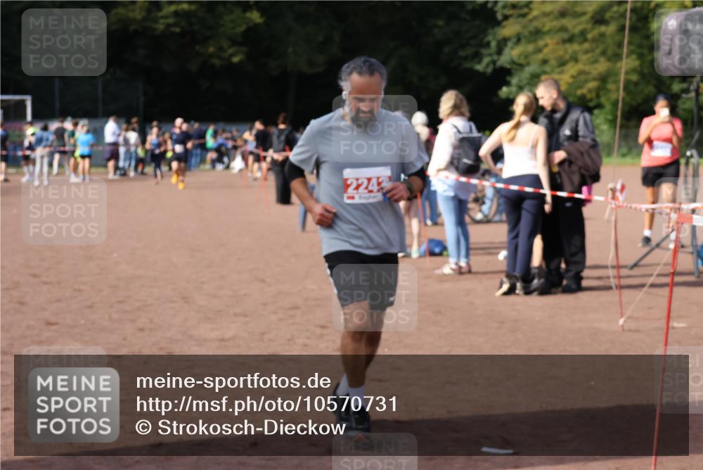 27.09.2026 - 35. Volkslauf durch das schöne Alstertal Strokosch-Dieckow http://msf.ph/oto/10570731 27.09.2026 12:18:31 Ziel 1082, 2243 meine-sportfotos.de