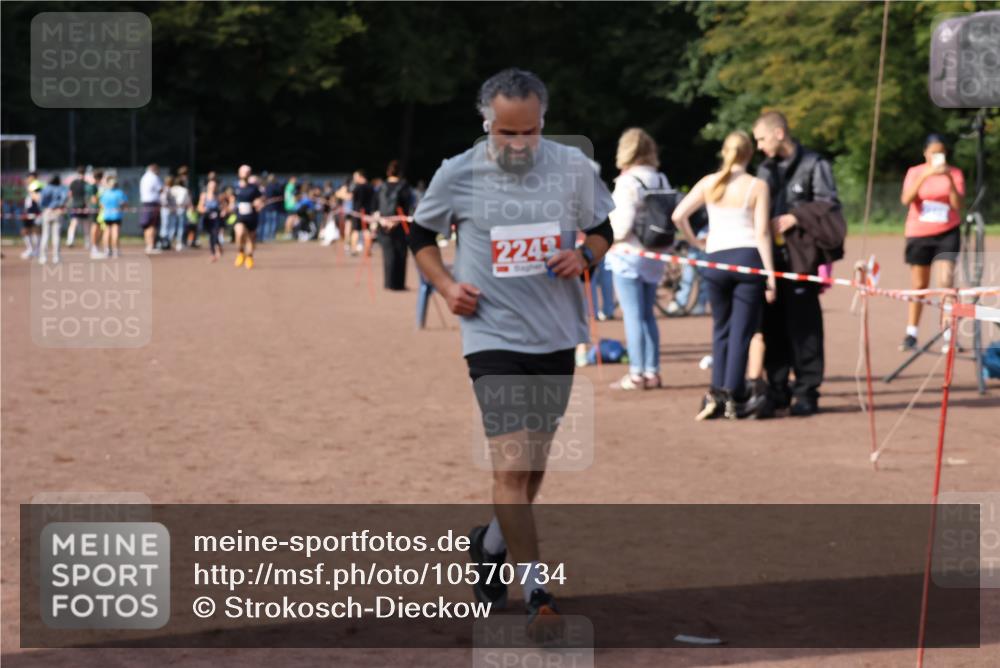 27.09.2026 - 35. Volkslauf durch das schöne Alstertal Strokosch-Dieckow http://msf.ph/oto/10570734 27.09.2026 12:18:31 Ziel 1082, 2243 meine-sportfotos.de