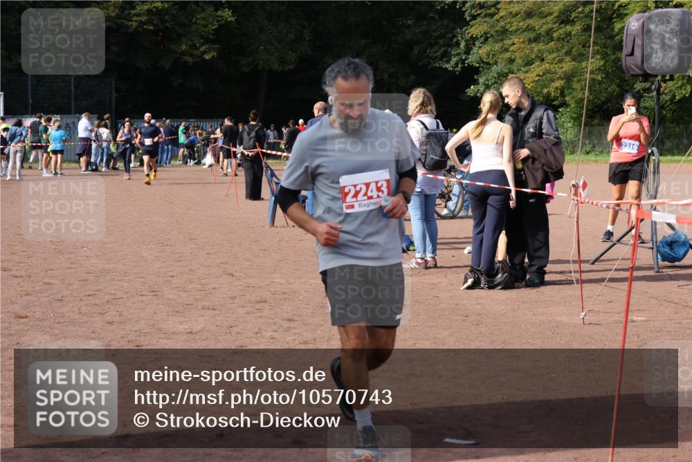 27.09.2026 - 35. Volkslauf durch das schöne Alstertal Strokosch-Dieckow http://msf.ph/oto/10570743 27.09.2026 12:18:31 Ziel 1082, 2243 meine-sportfotos.de