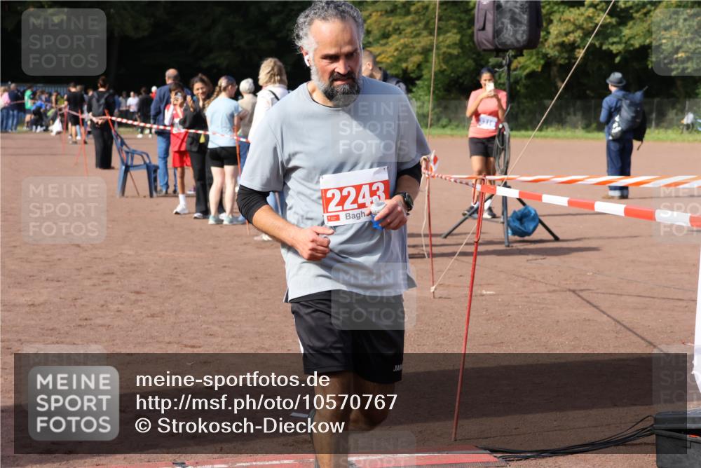 27.09.2026 - 35. Volkslauf durch das schöne Alstertal Strokosch-Dieckow http://msf.ph/oto/10570767 27.09.2026 12:18:32 Ziel 1082, 2243 meine-sportfotos.de