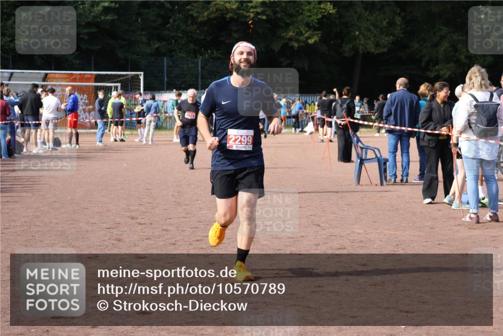 27.09.2026 - 35. Volkslauf durch das schöne Alstertal Strokosch-Dieckow http://msf.ph/oto/10570789 27.09.2026 12:18:41 Ziel 1057, 1629, 2299 meine-sportfotos.de