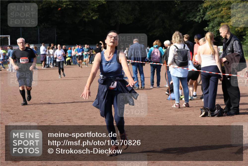 27.09.2026 - 35. Volkslauf durch das schöne Alstertal Strokosch-Dieckow http://msf.ph/oto/10570826 27.09.2026 12:18:45 Ziel 1057, 1629, 2299 meine-sportfotos.de