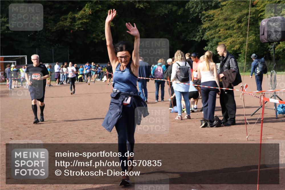 27.09.2026 - 35. Volkslauf durch das schöne Alstertal Strokosch-Dieckow http://msf.ph/oto/10570835 27.09.2026 12:18:46 Ziel 1057, 1629, 2299 meine-sportfotos.de