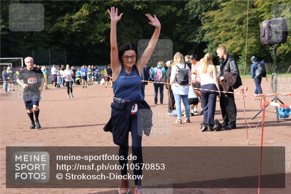 27.09.2026 - 35. Volkslauf durch das schöne Alstertal Strokosch-Dieckow http://msf.ph/oto/10570853 27.09.2026 12:18:46 Ziel 1057, 1629, 2299 meine-sportfotos.de