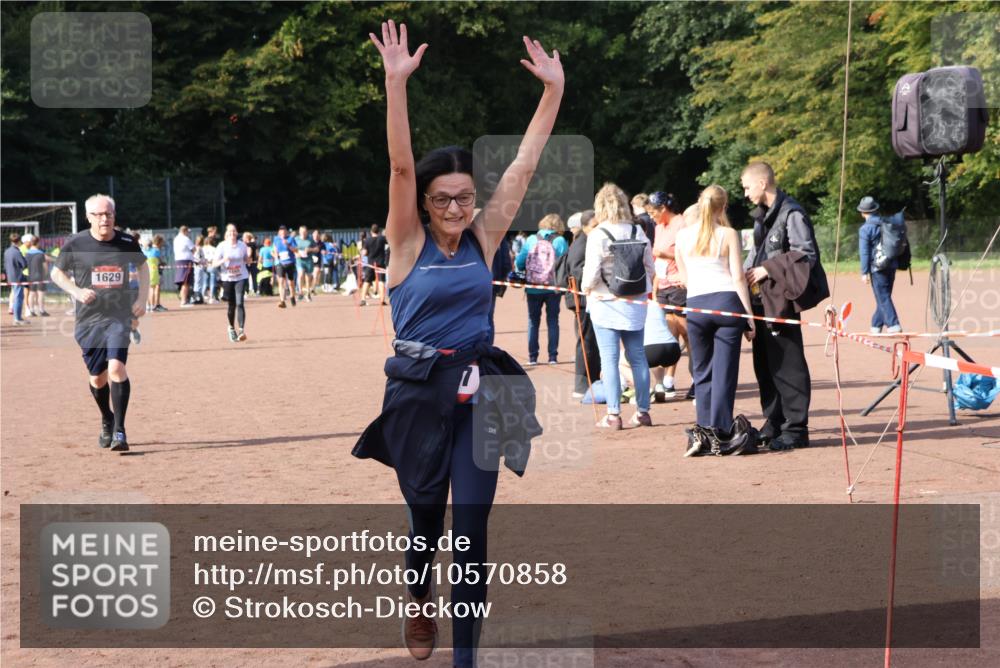 27.09.2026 - 35. Volkslauf durch das schöne Alstertal Strokosch-Dieckow http://msf.ph/oto/10570858 27.09.2026 12:18:46 Ziel 1057, 1629, 2299 meine-sportfotos.de