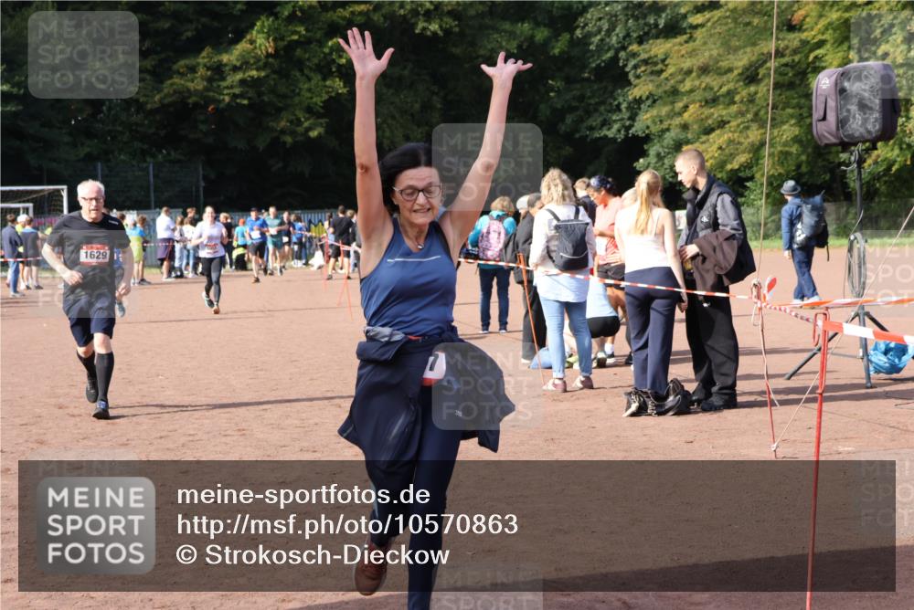 27.09.2026 - 35. Volkslauf durch das schöne Alstertal Strokosch-Dieckow http://msf.ph/oto/10570863 27.09.2026 12:18:46 Ziel 1057, 1629, 2299 meine-sportfotos.de