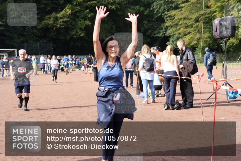 27.09.2026 - 35. Volkslauf durch das schöne Alstertal Strokosch-Dieckow http://msf.ph/oto/10570872 27.09.2026 12:18:47 Ziel 1057, 1629 meine-sportfotos.de