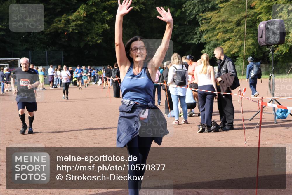 27.09.2026 - 35. Volkslauf durch das schöne Alstertal Strokosch-Dieckow http://msf.ph/oto/10570877 27.09.2026 12:18:47 Ziel 1057, 1629 meine-sportfotos.de