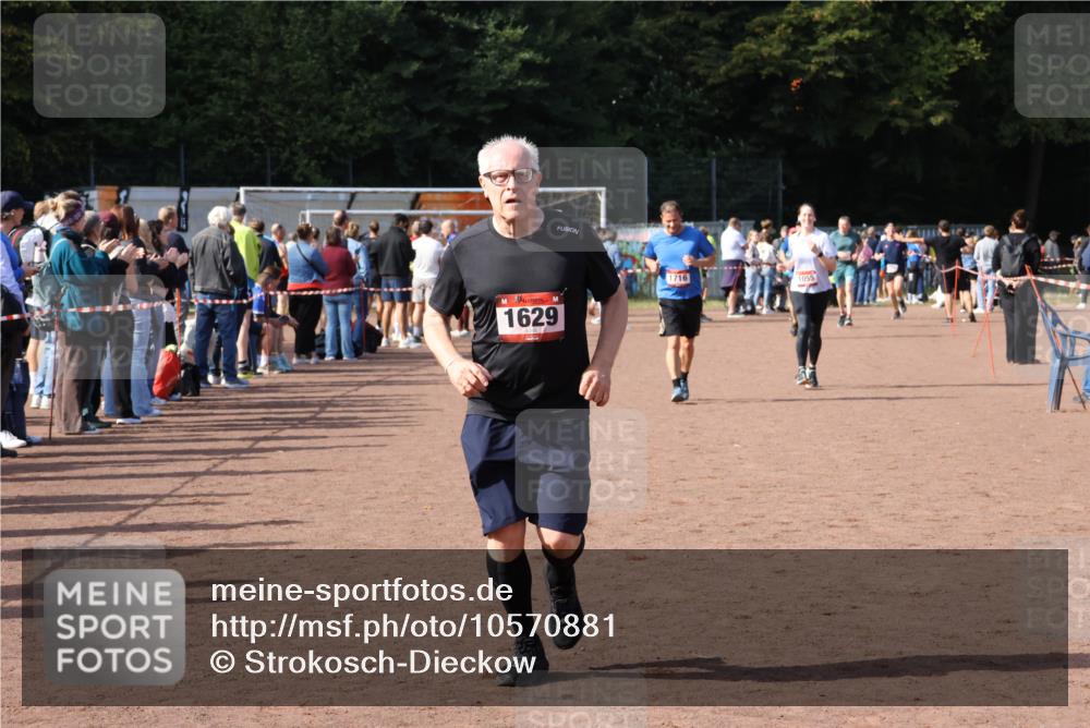 27.09.2026 - 35. Volkslauf durch das schöne Alstertal Strokosch-Dieckow http://msf.ph/oto/10570881 27.09.2026 12:18:49 Ziel 1055, 1057, 1629, 1716 meine-sportfotos.de