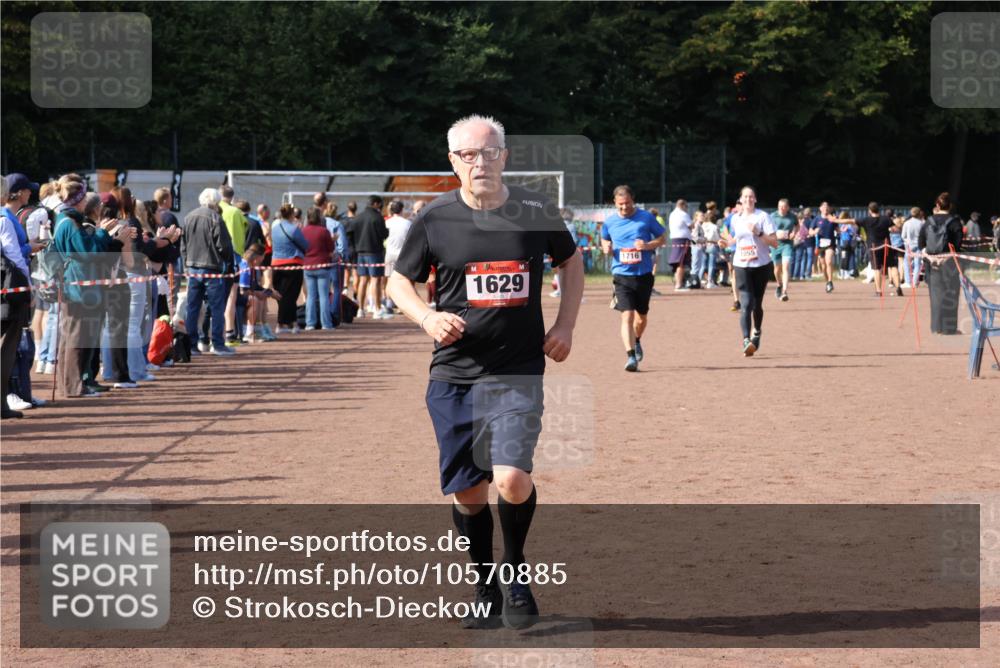 27.09.2026 - 35. Volkslauf durch das schöne Alstertal Strokosch-Dieckow http://msf.ph/oto/10570885 27.09.2026 12:18:49 Ziel 1055, 1057, 1629, 1716 meine-sportfotos.de