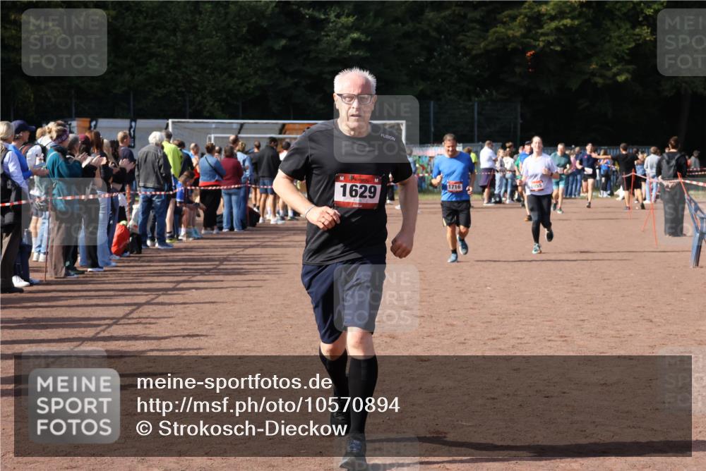 27.09.2026 - 35. Volkslauf durch das schöne Alstertal Strokosch-Dieckow http://msf.ph/oto/10570894 27.09.2026 12:18:49 Ziel 1055, 1057, 1629, 1716 meine-sportfotos.de