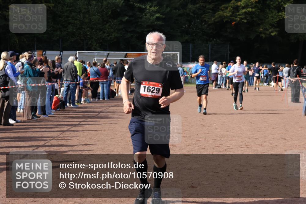 27.09.2026 - 35. Volkslauf durch das schöne Alstertal Strokosch-Dieckow http://msf.ph/oto/10570908 27.09.2026 12:18:49 Ziel 1055, 1057, 1629, 1716 meine-sportfotos.de