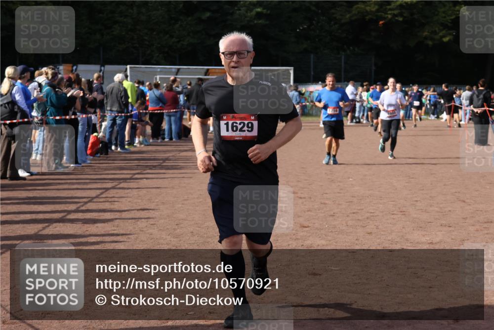 27.09.2026 - 35. Volkslauf durch das schöne Alstertal Strokosch-Dieckow http://msf.ph/oto/10570921 27.09.2026 12:18:50 Ziel 1055, 1057, 1629, 1716 meine-sportfotos.de
