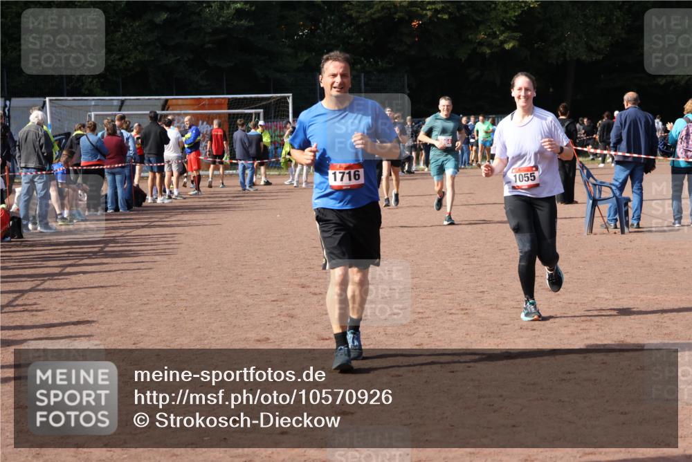 27.09.2026 - 35. Volkslauf durch das schöne Alstertal Strokosch-Dieckow http://msf.ph/oto/10570926 27.09.2026 12:18:54 Ziel 1055, 1716, 2153, 2493, 2964 meine-sportfotos.de