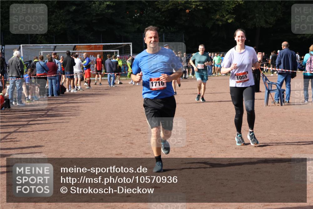27.09.2026 - 35. Volkslauf durch das schöne Alstertal Strokosch-Dieckow http://msf.ph/oto/10570936 27.09.2026 12:18:55 Ziel 1055, 1716, 2153, 2493, 2964 meine-sportfotos.de