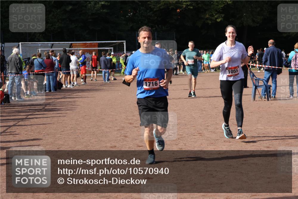 27.09.2026 - 35. Volkslauf durch das schöne Alstertal Strokosch-Dieckow http://msf.ph/oto/10570940 27.09.2026 12:18:55 Ziel 1055, 1716, 2153, 2493, 2964 meine-sportfotos.de
