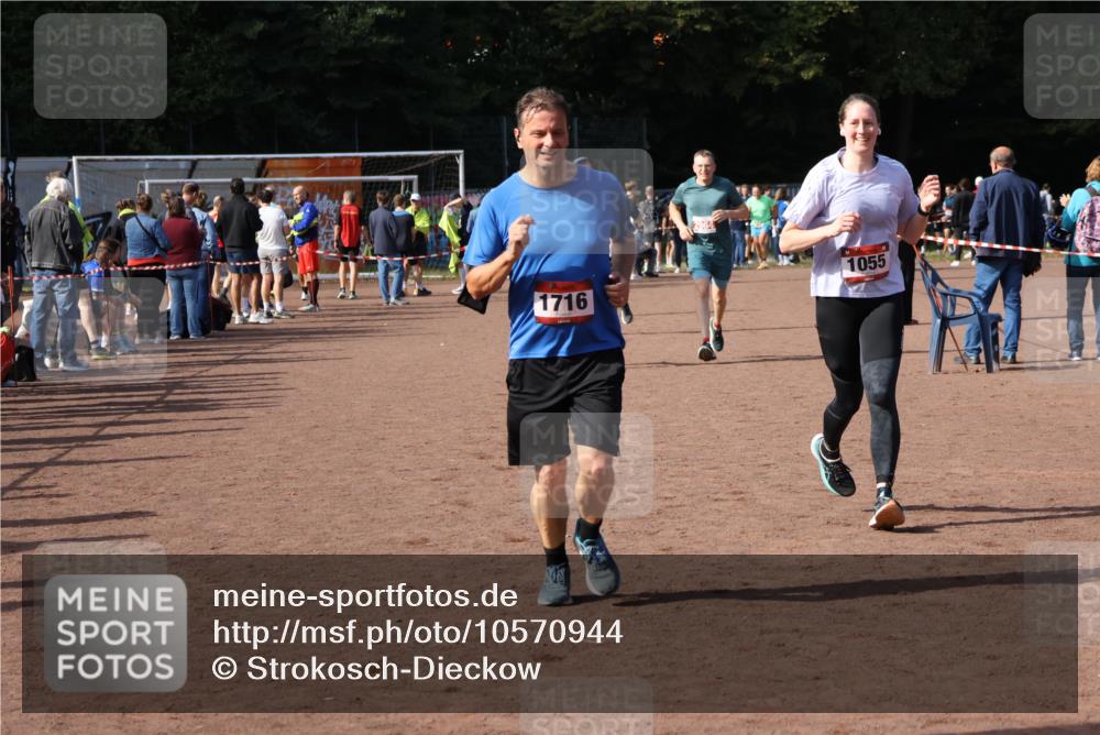27.09.2026 - 35. Volkslauf durch das schöne Alstertal Strokosch-Dieckow http://msf.ph/oto/10570944 27.09.2026 12:18:55 Ziel 1055, 1716, 2153, 2493, 2964 meine-sportfotos.de