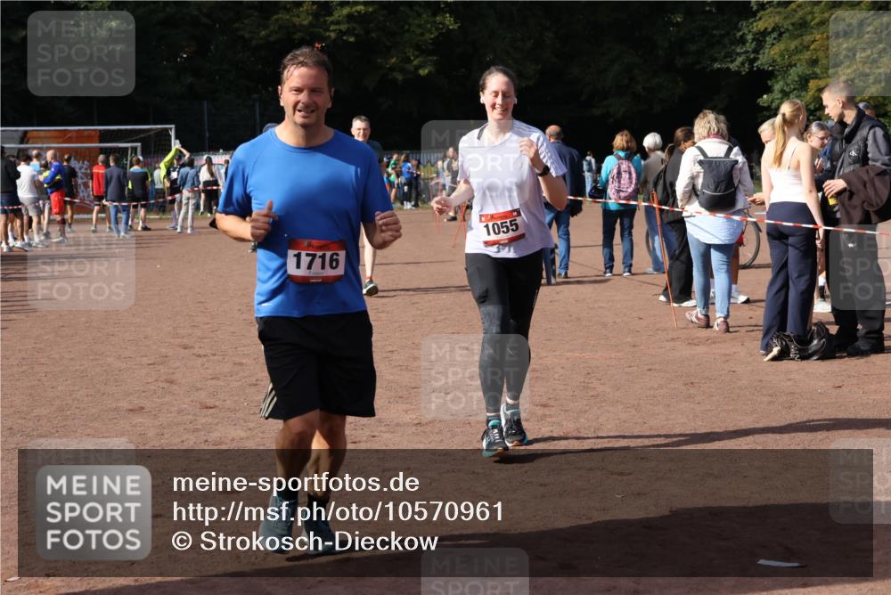 27.09.2026 - 35. Volkslauf durch das schöne Alstertal Strokosch-Dieckow http://msf.ph/oto/10570961 27.09.2026 12:18:56 Ziel 1055, 1716, 2153, 2493, 2964 meine-sportfotos.de