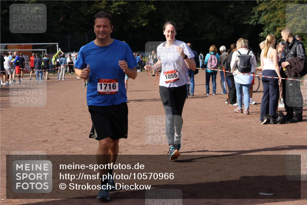 27.09.2026 - 35. Volkslauf durch das schöne Alstertal Strokosch-Dieckow http://msf.ph/oto/10570966 27.09.2026 12:18:56 Ziel 1055, 1716, 2153, 2493, 2964 meine-sportfotos.de