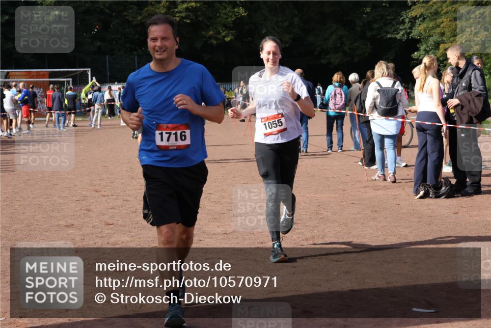 27.09.2026 - 35. Volkslauf durch das schöne Alstertal Strokosch-Dieckow http://msf.ph/oto/10570971 27.09.2026 12:18:56 Ziel 1055, 1716, 2153, 2493, 2964 meine-sportfotos.de