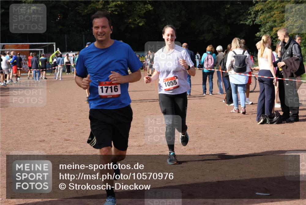 27.09.2026 - 35. Volkslauf durch das schöne Alstertal Strokosch-Dieckow http://msf.ph/oto/10570976 27.09.2026 12:18:56 Ziel 1055, 1716, 2153, 2493, 2964 meine-sportfotos.de
