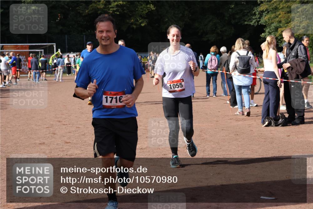 27.09.2026 - 35. Volkslauf durch das schöne Alstertal Strokosch-Dieckow http://msf.ph/oto/10570980 27.09.2026 12:18:56 Ziel 1055, 1716, 2153, 2493, 2964 meine-sportfotos.de