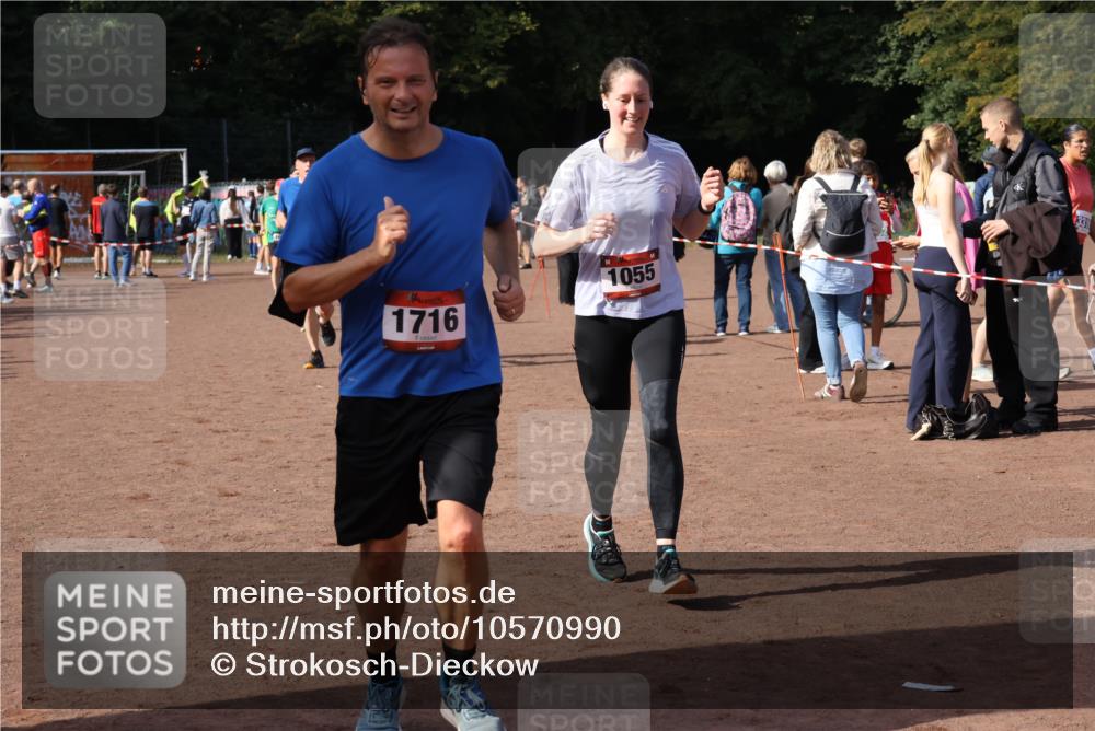 27.09.2026 - 35. Volkslauf durch das schöne Alstertal Strokosch-Dieckow http://msf.ph/oto/10570990 27.09.2026 12:18:56 Ziel 1055, 1716, 2153, 2493, 2964 meine-sportfotos.de