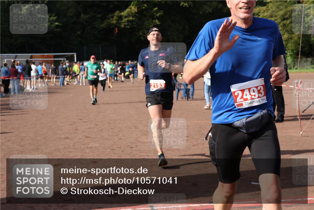 27.09.2026 - 35. Volkslauf durch das schöne Alstertal Strokosch-Dieckow http://msf.ph/oto/10571041 27.09.2026 12:19:02 Ziel 1627, 2153, 2493, 2964 meine-sportfotos.de