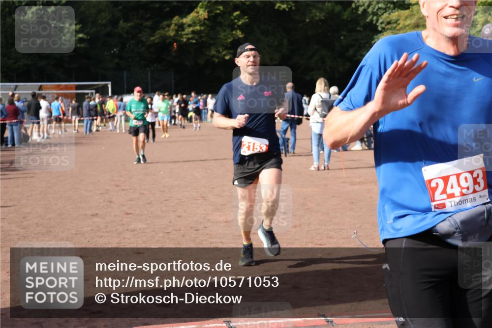 27.09.2026 - 35. Volkslauf durch das schöne Alstertal Strokosch-Dieckow http://msf.ph/oto/10571053 27.09.2026 12:19:02 Ziel 1627, 2153, 2493, 2964 meine-sportfotos.de