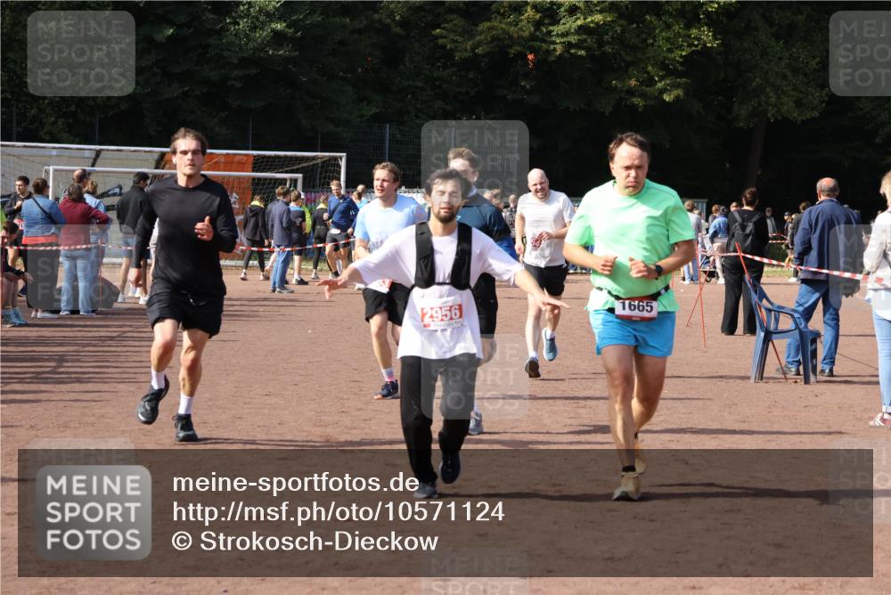 27.09.2026 - 35. Volkslauf durch das schöne Alstertal Strokosch-Dieckow http://msf.ph/oto/10571124 27.09.2026 12:19:11 Ziel 1580, 1627, 1665, 2283, 2454, 2956 meine-sportfotos.de