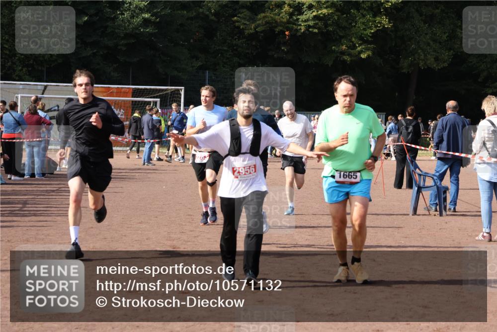 27.09.2026 - 35. Volkslauf durch das schöne Alstertal Strokosch-Dieckow http://msf.ph/oto/10571132 27.09.2026 12:19:11 Ziel 1580, 1627, 1665, 2283, 2454, 2956 meine-sportfotos.de