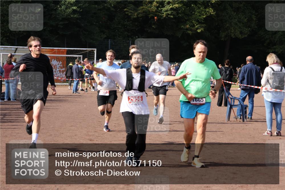 27.09.2026 - 35. Volkslauf durch das schöne Alstertal Strokosch-Dieckow http://msf.ph/oto/10571150 27.09.2026 12:19:12 Ziel 1580, 1627, 1665, 2283, 2454, 2956 meine-sportfotos.de