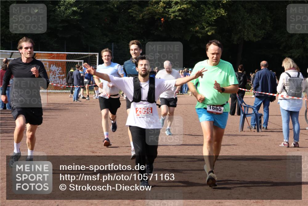 27.09.2026 - 35. Volkslauf durch das schöne Alstertal Strokosch-Dieckow http://msf.ph/oto/10571163 27.09.2026 12:19:12 Ziel 1580, 1627, 1665, 2283, 2454, 2956 meine-sportfotos.de