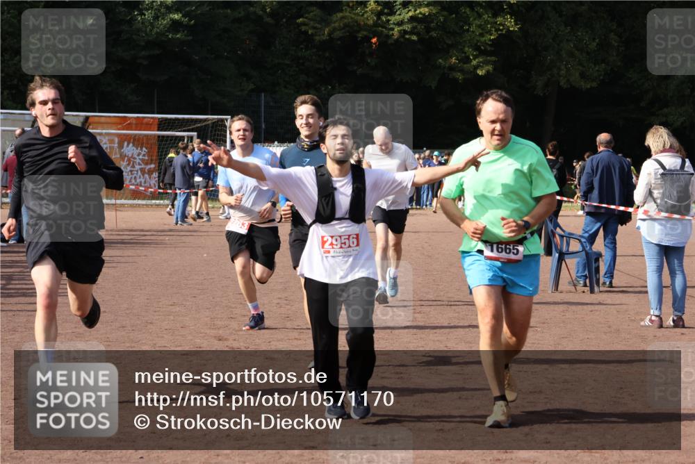27.09.2026 - 35. Volkslauf durch das schöne Alstertal Strokosch-Dieckow http://msf.ph/oto/10571170 27.09.2026 12:19:12 Ziel 1580, 1627, 1665, 2283, 2454, 2956 meine-sportfotos.de