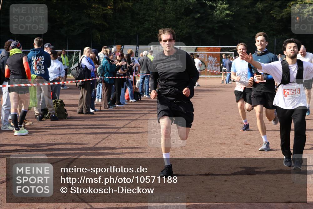 27.09.2026 - 35. Volkslauf durch das schöne Alstertal Strokosch-Dieckow http://msf.ph/oto/10571188 27.09.2026 12:19:13 Ziel 1580, 1665, 2283, 2454, 2956 meine-sportfotos.de