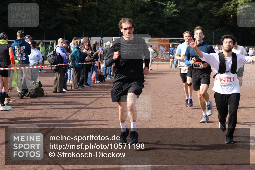 27.09.2026 - 35. Volkslauf durch das schöne Alstertal Strokosch-Dieckow http://msf.ph/oto/10571198 27.09.2026 12:19:13 Ziel 1580, 1665, 2283, 2454, 2956 meine-sportfotos.de