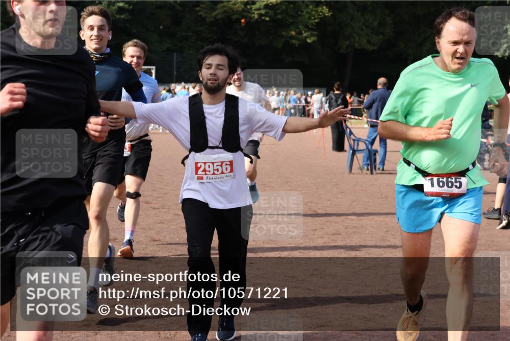 27.09.2026 - 35. Volkslauf durch das schöne Alstertal Strokosch-Dieckow http://msf.ph/oto/10571221 27.09.2026 12:19:14 Ziel 1580, 1621, 1665, 2283, 2454, 2956 meine-sportfotos.de