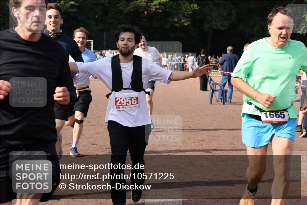 27.09.2026 - 35. Volkslauf durch das schöne Alstertal Strokosch-Dieckow http://msf.ph/oto/10571225 27.09.2026 12:19:14 Ziel 1580, 1621, 1665, 2283, 2454, 2956 meine-sportfotos.de