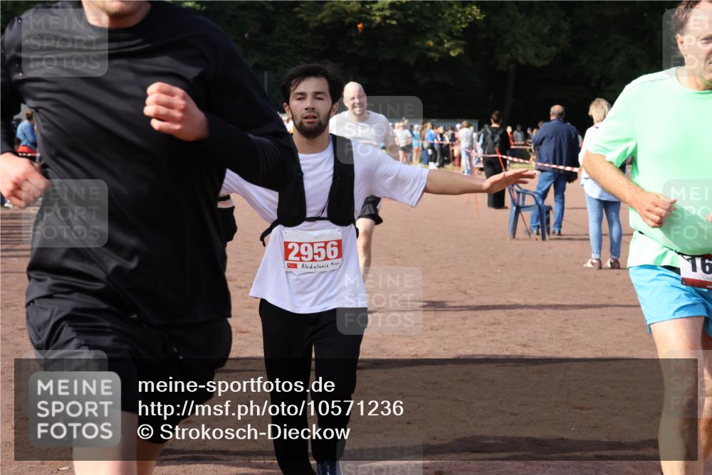 27.09.2026 - 35. Volkslauf durch das schöne Alstertal Strokosch-Dieckow http://msf.ph/oto/10571236 27.09.2026 12:19:14 Ziel 1580, 1621, 1665, 2283, 2454, 2956 meine-sportfotos.de