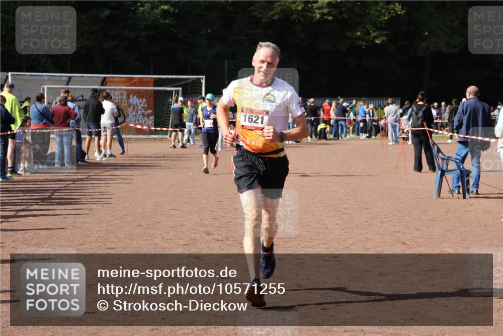 27.09.2026 - 35. Volkslauf durch das schöne Alstertal Strokosch-Dieckow http://msf.ph/oto/10571255 27.09.2026 12:19:21 Ziel 1621, 2007, 2507 meine-sportfotos.de