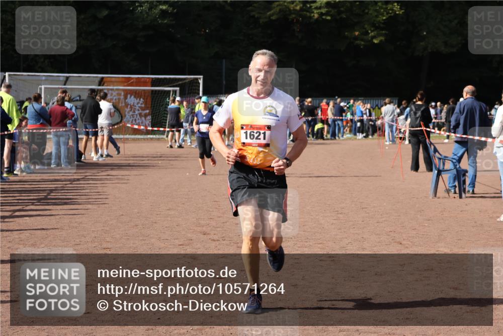 27.09.2026 - 35. Volkslauf durch das schöne Alstertal Strokosch-Dieckow http://msf.ph/oto/10571264 27.09.2026 12:19:22 Ziel 1621, 2007, 2507 meine-sportfotos.de