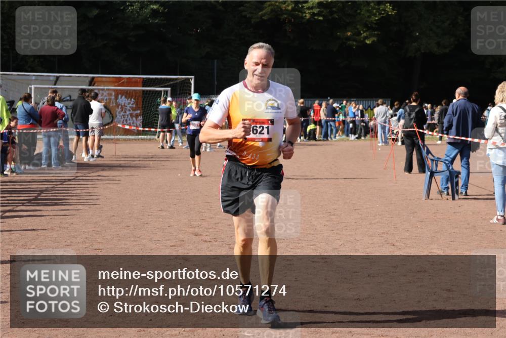 27.09.2026 - 35. Volkslauf durch das schöne Alstertal Strokosch-Dieckow http://msf.ph/oto/10571274 27.09.2026 12:19:22 Ziel 1621, 2007, 2507 meine-sportfotos.de