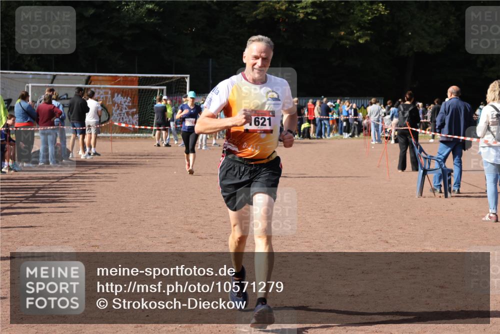 27.09.2026 - 35. Volkslauf durch das schöne Alstertal Strokosch-Dieckow http://msf.ph/oto/10571279 27.09.2026 12:19:22 Ziel 1621, 2007, 2507 meine-sportfotos.de
