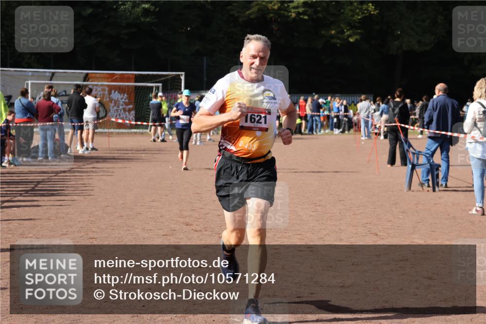27.09.2026 - 35. Volkslauf durch das schöne Alstertal Strokosch-Dieckow http://msf.ph/oto/10571284 27.09.2026 12:19:22 Ziel 1621, 2007, 2507 meine-sportfotos.de