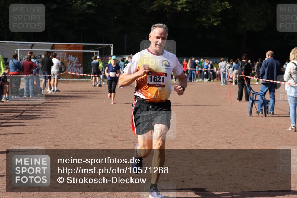 27.09.2026 - 35. Volkslauf durch das schöne Alstertal Strokosch-Dieckow http://msf.ph/oto/10571288 27.09.2026 12:19:22 Ziel 1621, 2007, 2507 meine-sportfotos.de