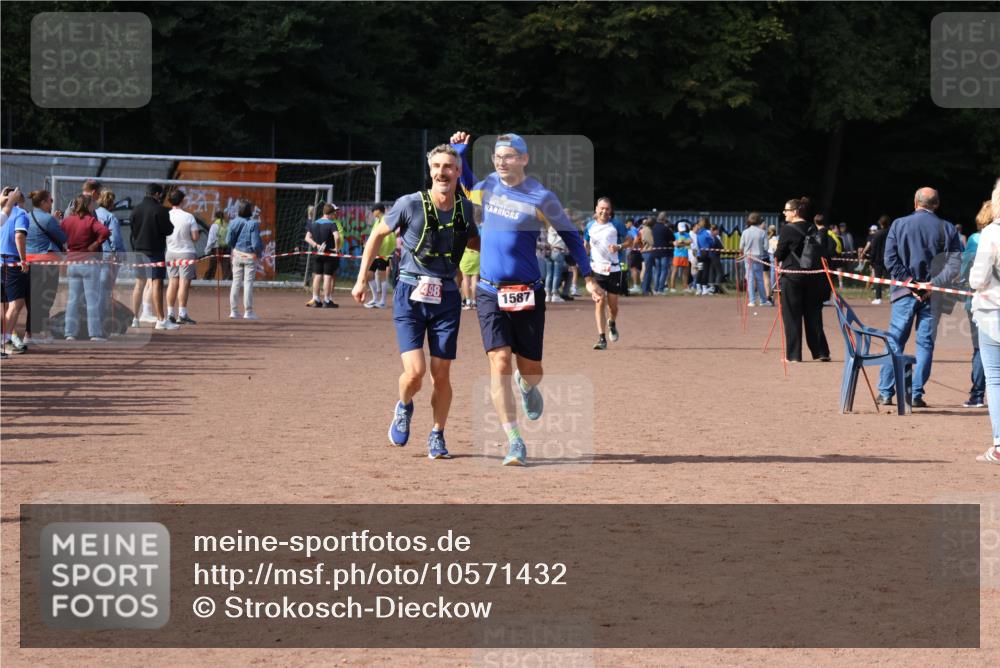 27.09.2026 - 35. Volkslauf durch das schöne Alstertal Strokosch-Dieckow http://msf.ph/oto/10571432 27.09.2026 12:19:47 Ziel 1587, 2498 meine-sportfotos.de