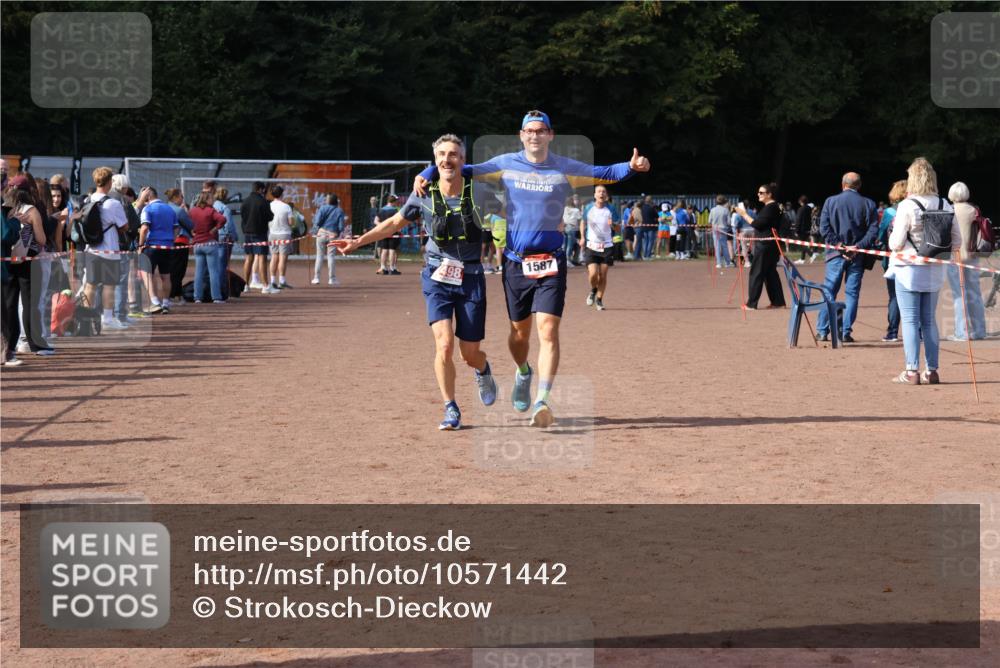 27.09.2026 - 35. Volkslauf durch das schöne Alstertal Strokosch-Dieckow http://msf.ph/oto/10571442 27.09.2026 12:19:48 Ziel 1587, 2498 meine-sportfotos.de